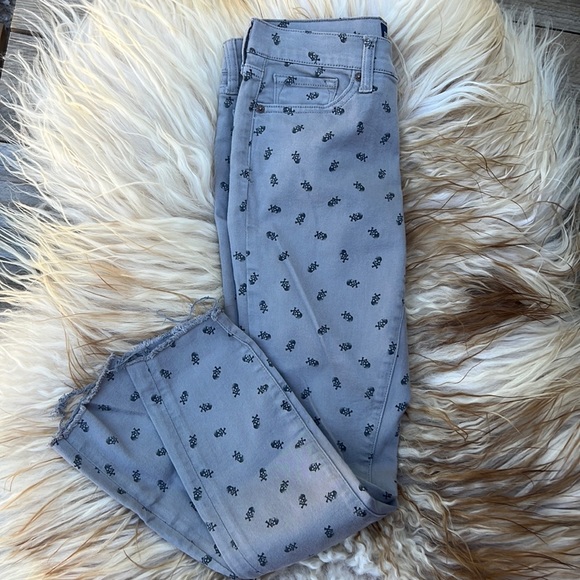 Lucky Brand NWOT “Charlie Super Skinny” skull and crossbones raw hem jeans SZ 26 - Picture 3 of 9